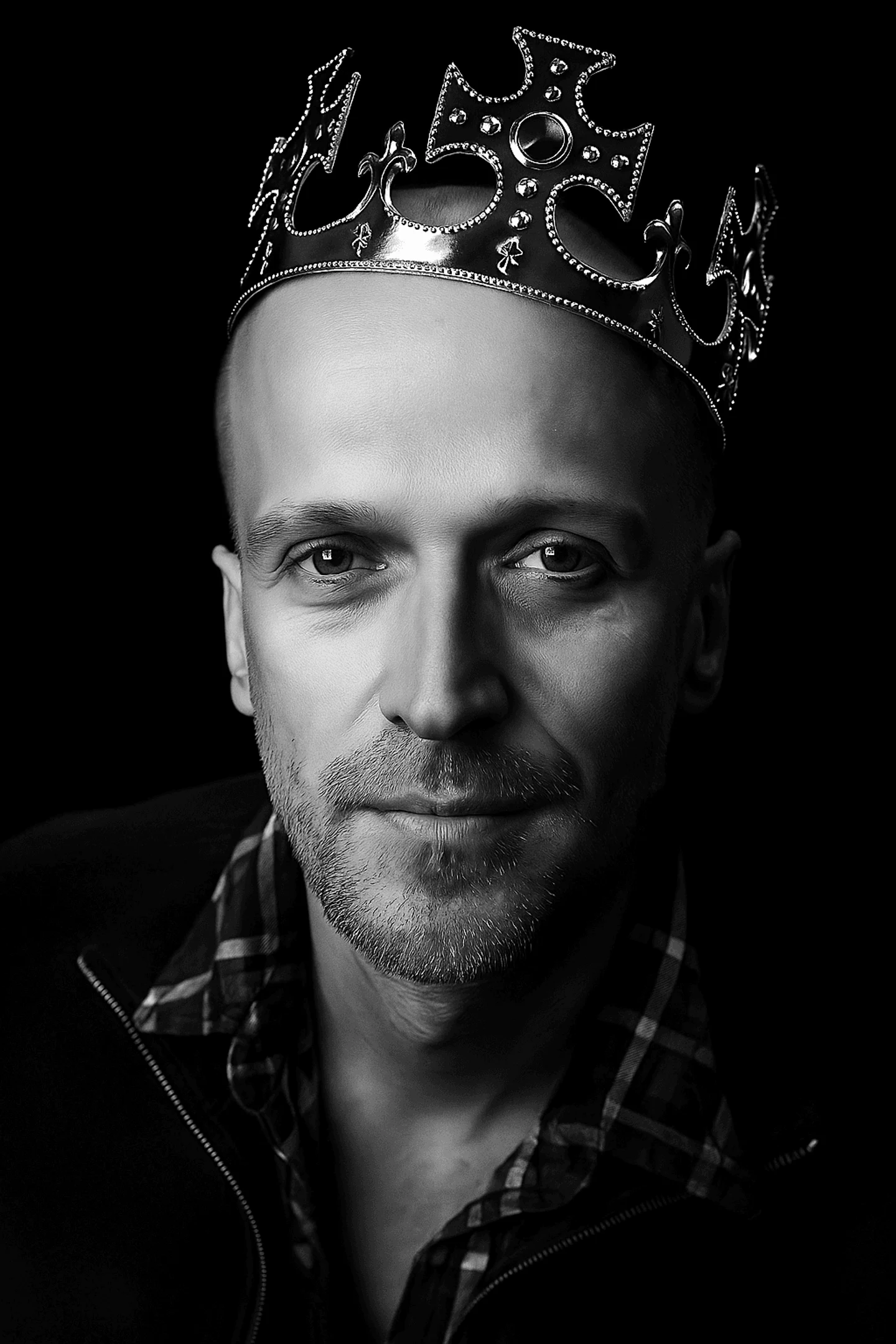 5aabf09d-2ede-4895-a244-bf27a224bbd6-20250716_1902_darkenedcrownedportrait_remix_01k09zf48zfrzrtgvxa7dy2fyd.png